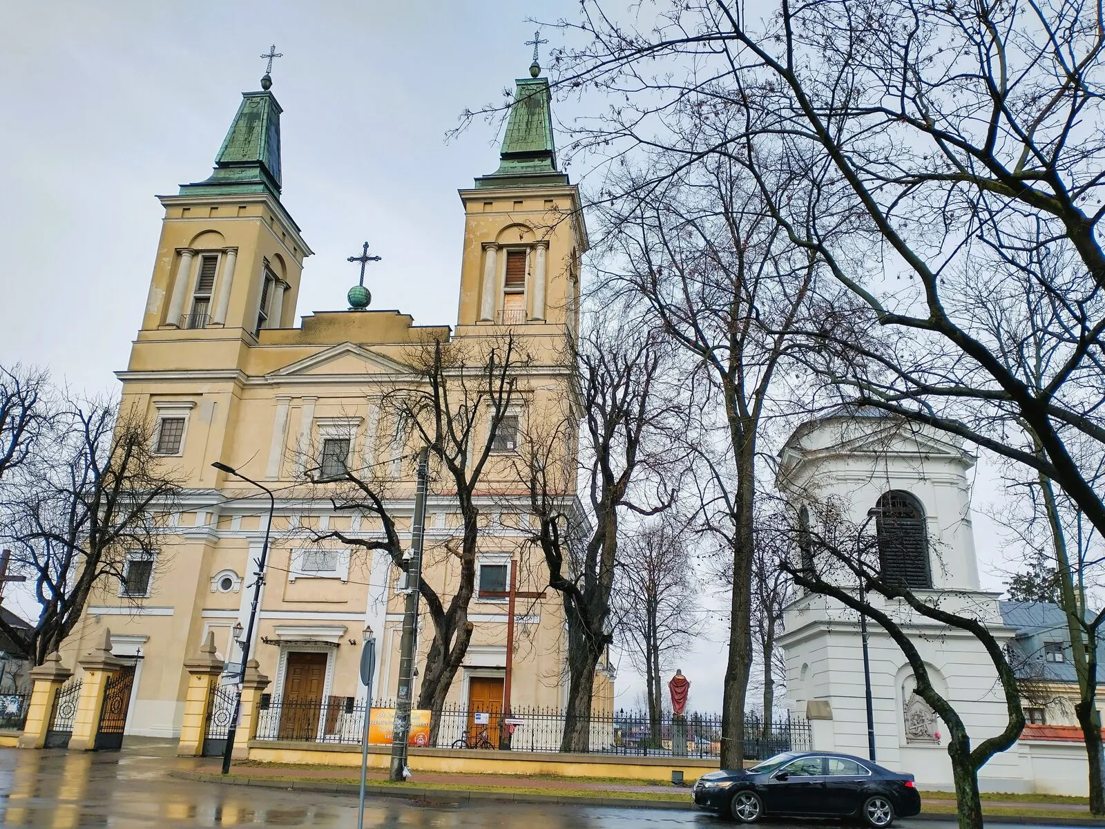 Kolegiata Przemienienia Pańskiego w Radzyminie, fasada z dwiema wieżami