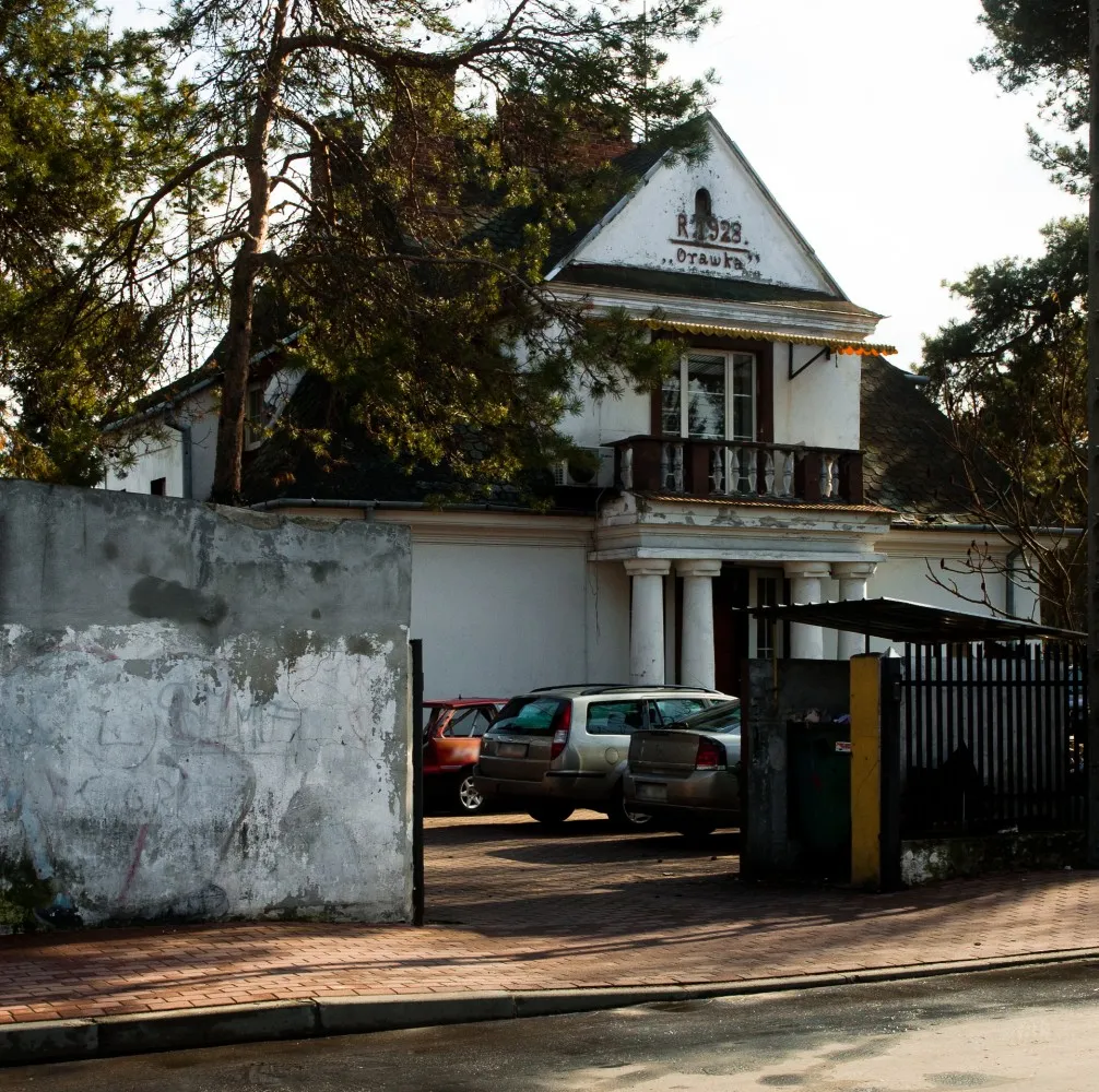 Piętrowa willa z białego tynku z kolumnowym portykiem i balkonem nad wejściem; w trójkątnym szczycie napis „Orawka" i data 1928. Legionowo, ulica Jagiellońska.